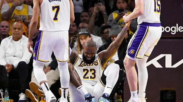 תבוסה משפילה בפתיחת הפלייאוף. גייב וינסנט, אוסטין ריבס ולברון ג'יימס (צילום: Gettyimages)