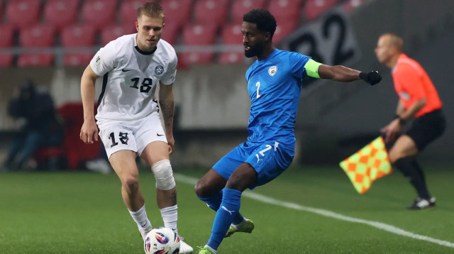 שחקן נבחרת ישראל, אלי דסה, מול שחקן נבחרת אסטוניה מייקל שנינג-לארסן (צילום: רויטרס)