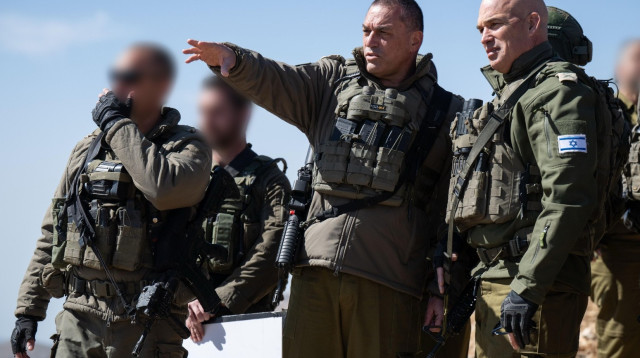 מ' פצ"ן אלוף אורי גורדין, הרמטכ"ל רא"ל אייל זמיר בסיור גזרתי בסוריה (צילום: דובר צהל)