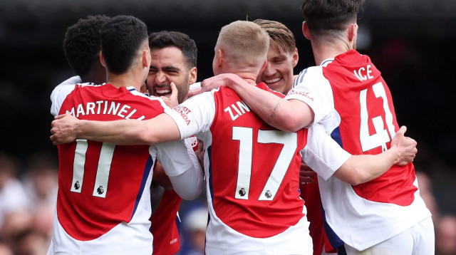 שחקני ארסנל חוגגים (צילום: רויטרס)