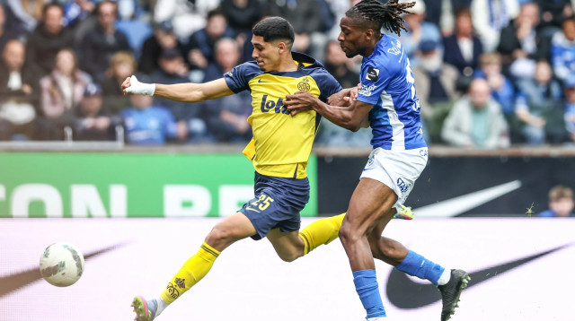 ענאן חלאילי שחקן אוניון סן ז'ילואז לפני ז'וריס קאיימבה שחקן גנק (צילום: GettyImages, BRUNO FAHY/AFP)