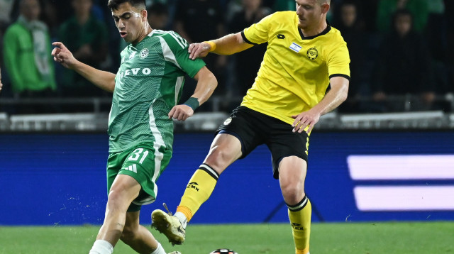 עמית ארזי שחקן מכבי חיפה מול יובל שדה שחקן מכבי נתניה (צילום: ברני ארדוב)