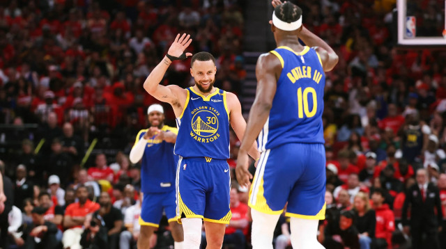 שחקן גולדן סטייט ווריירס סטפן קרי עם ג'ימי באטלר (צילום: רויטרס)