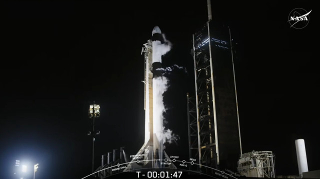 חללית פלקון 9. חימום מנועים דקה לפני השיגור (צילום: נאס"א)