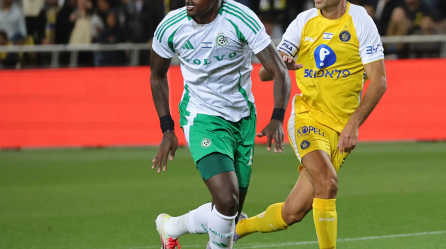 ערן זהבי שחקן מכבי תל אביב מול פדראו שחקן מכבי חיפה (צילום: אודי ציטיאט)