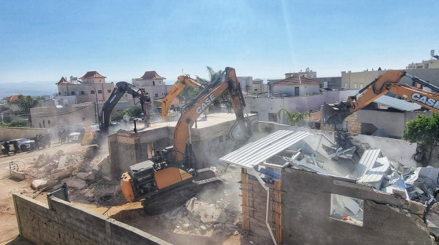 הריסת המבנים בטובא זנגרייה (צילום: דוברות המשטרה)