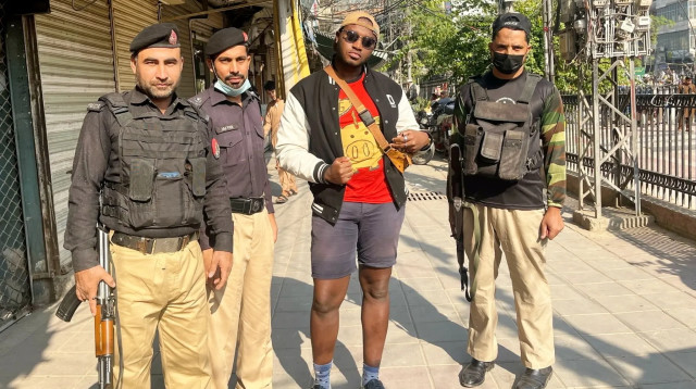 טויוסי אוסידיינדה, במהלך ביקורו באפגניסטן (צילום: SWNS)