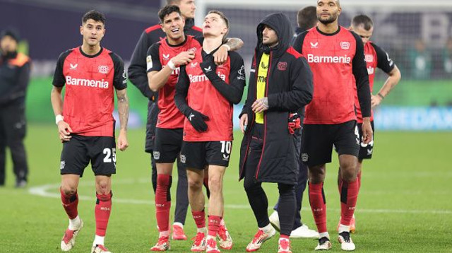 שחקני באייר לברקוזן (צילום: Jürgen Fromme - firo sportphoto)