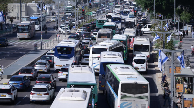 פקקים, רכבים, אוטובוסים (צילום: אבשלום ששוני)