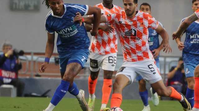 עומרי לוזון שחקן בני יהודה מול פרנק ריבולייה שחקן הפועל פתח תקוה (צילום: אודי ציטיאט)