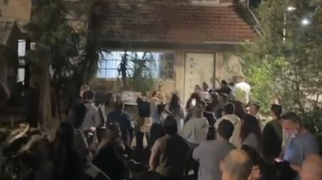 מאות בהפגנה מול ביתו של הפדופיל המורשע אברהם לשם (צילום: ללא קרדיט)