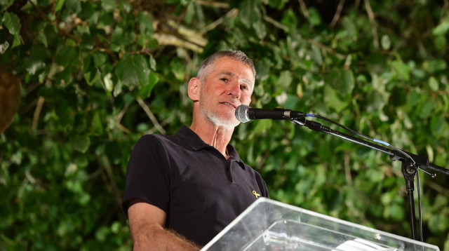 יאיר גולן בהפגנה נגד בנימין נתניהו בכיכר הבימה (צילום: אבשלום ששוני)