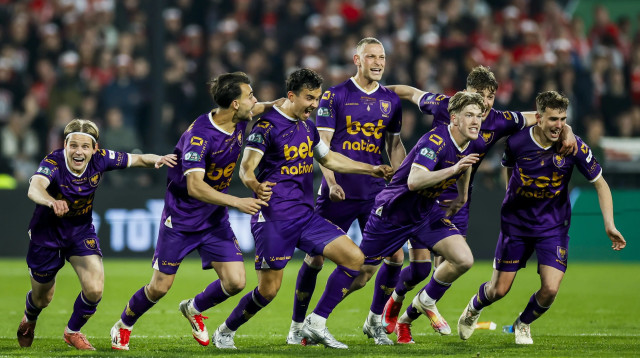 שחקני גו אהד איגלס לאחר זכייה בגביע ההולנדי (צילום: GettyImages, ANP)