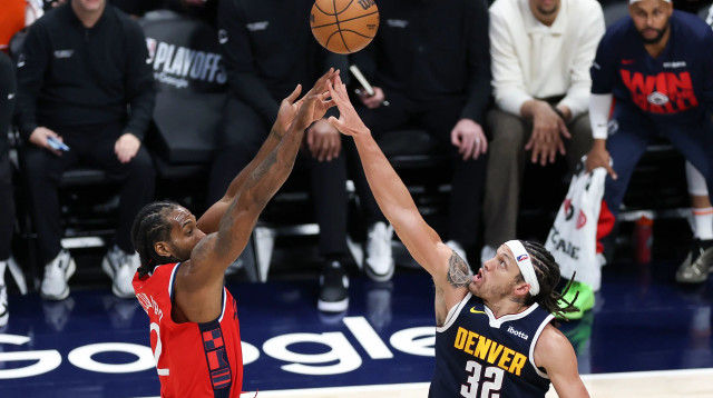 שחקן לוס אנג'לס קליפרס, קוואי לאונרד, מול שחקן דנבר נגאטס, ארון גורדון (צילום: GettyImages, Matthew Stockman)