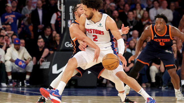 שחקן ניו יורק ניקס, ג'יילן ברונסון, שומר על שחקן דטרויט פיסטונס, קייד קנינגהאם (צילום: רויטרס)