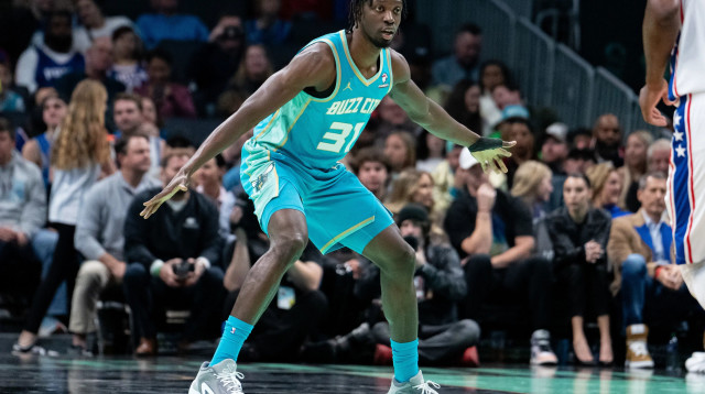 נייט מנסה במדי שארלוט הורנטס (צילום: GettyImages, Jacob Kupferman)