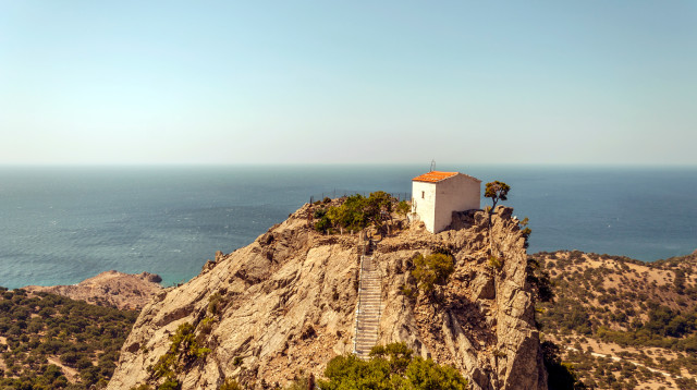 PANAGIA KRIMNIOTISSA, הקפלה על ראש ההר, סמותרקי יוון (צילום: שאטרסטוק)