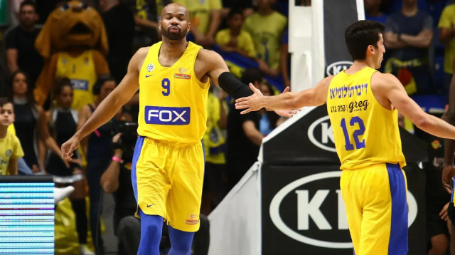 אלכס טיוס שחקן מכבי תל אביב עם ג'ון דיברתולומאו (צילום: יוסי ציפקיס)