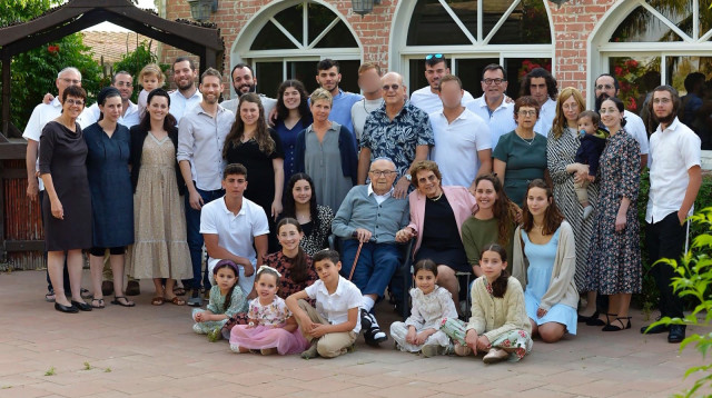 אליעזר ושרה שפר (במרכז) בצילום קבוצתי של כל בני משפחתם (צילום: צביקה שרויטמן)