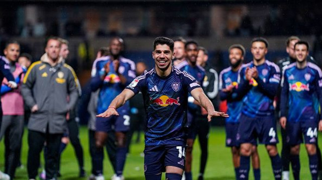 מנור סולומון חוגג את העלייה עם לידס (צילום: Malcolm Bryce)