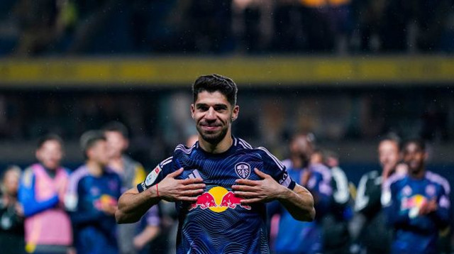 מנור סולומון חוגג עם לידס (צילום: Malcolm Bryce)