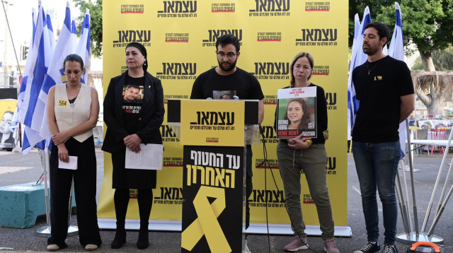 יום כהן, אחיו של החטוף נמרוד בהצהרת משפחות החטופים טרם יום העצמאות (צילום: אבשלום ששוני)