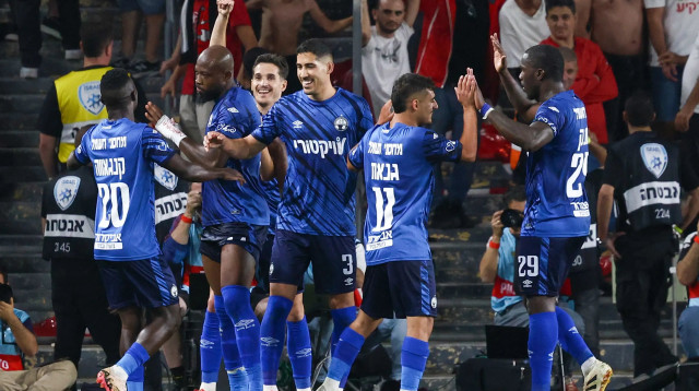 שחקני הפועל באר שבע חוגגים עם ארנולד גאריטה (צילום: דני מרון)