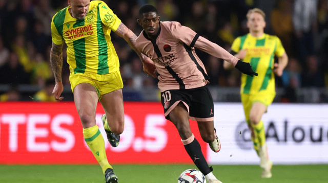 עוסמאן דמבלה שחקן פריז סן ז'רמן מול ניקולא פלואה שחקן נאנט (צילום: רויטרס)