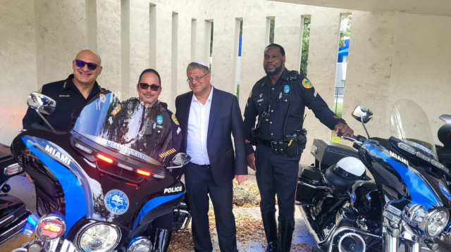 איתמר בן גביר במשטרת מיאמי (צילום: ללא קרדיט)