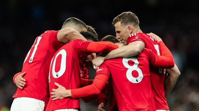 שחקני נוטינגהאם פורסט חוגגים (צילום: Ritchie Sumpte)