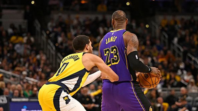 לברון ג'יימס נשמר על ידי טייריס האליברטון (צילום: David Dow)