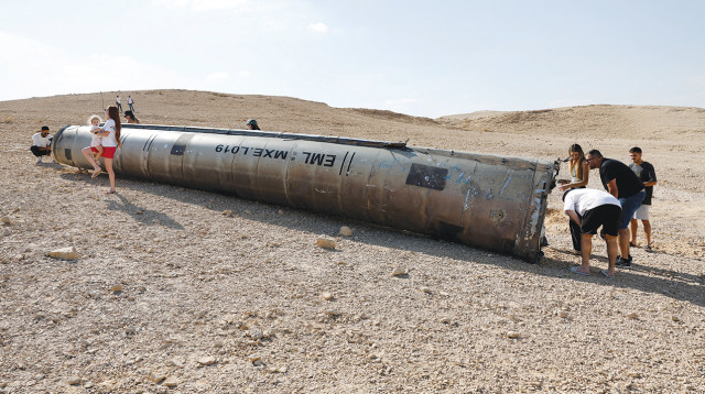 שרידי טיל בליסטי מהמתקפה האיראנית הקודמת (צילום: רויטרס)