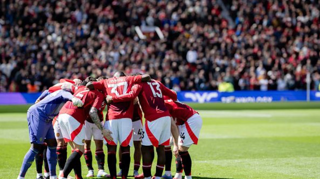 שחקי מנצ'סטר יונייטד בהתכנסות על הדשא לפני המשחק מול וולבס (צילום: Ash Donelon)