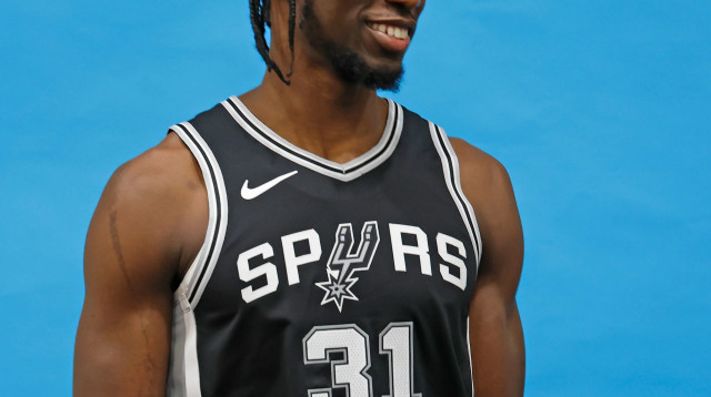 נייט מנסה במדי סן אנטוניו ספרס (צילום: GettyImages, Ronald Cortes)