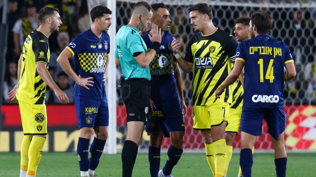 ירדן שועה, בית"ר ירושלים לצד ערן זהבי, מכבי תל אביב, יגאל פריד שופט כדורגל (צילום: דני מרון)