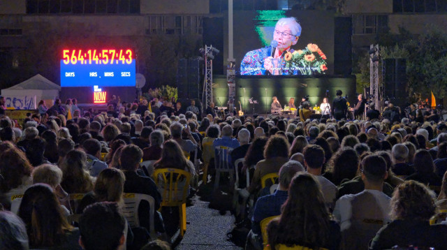 "זיכרון בסלון" בכיכר החטופים בתל אביב  (צילום: אדר איל)