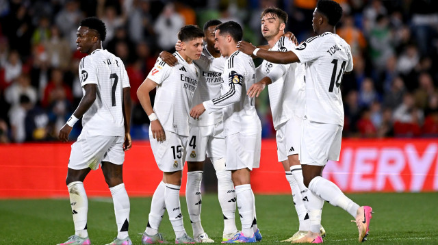 שחקני ריאל מדריד חוגגים עם ארדה גולר (צילום: אימג'בנק  GettyImages, Aitor Alcalde)