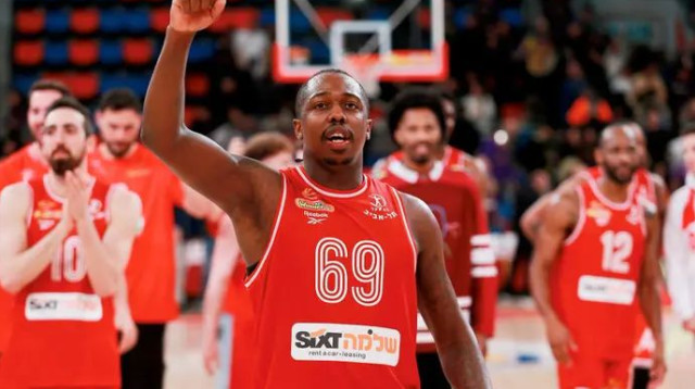 מכיר טוב את הצד האדום. בראון (צילום: קובי אליהו)