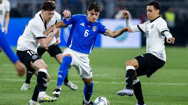 שטילר במדי נבחרת גרמניה (צילום: Mika Volkmann)