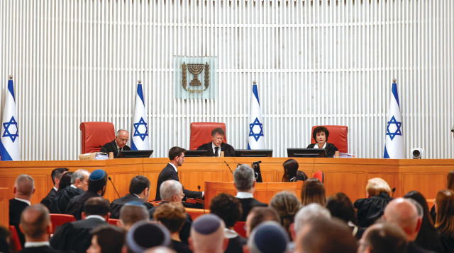 הדיון בבגץ בעתירות נגד הדחת רונן בר (צילום: יונתן זינדל פלאש 90)