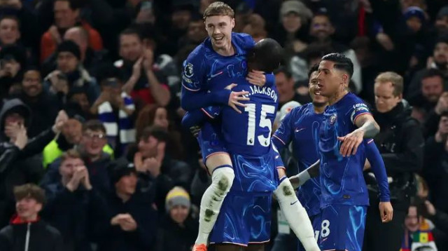 קול פאלמר חוגג עם שחקני צ'לסי (צילום: רויטרס)