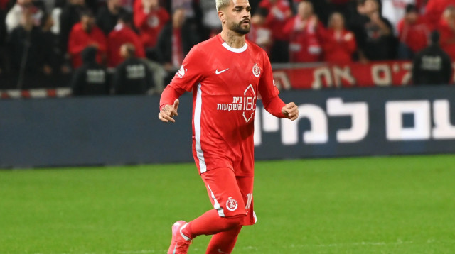 רותם חטואל שחקן הפועל תל אביב (צילום: ברני ארדוב)