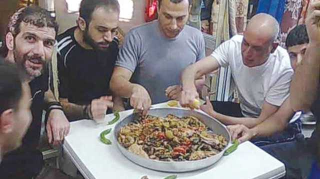 אסירים ביטחוניים חוגגים בכלא (צילום: צילום מסך מתוך רשתות חברתיות)