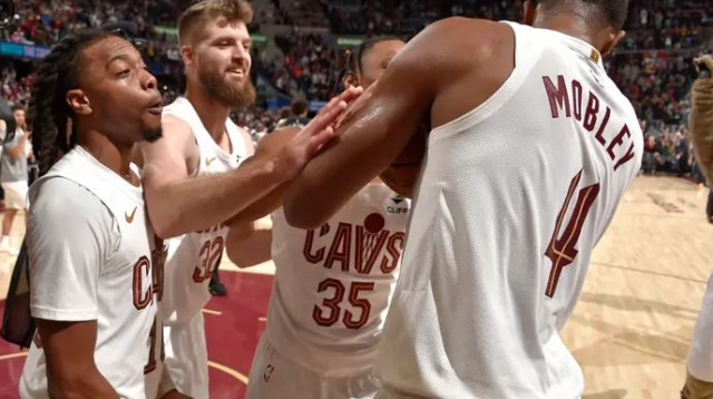 בתפקיד דריימונד גרין. מובלי חוגג עם שחקני קליבלנד (צילום: אימג'בנק  GettyImages, David Liam Kyle/NBAE)