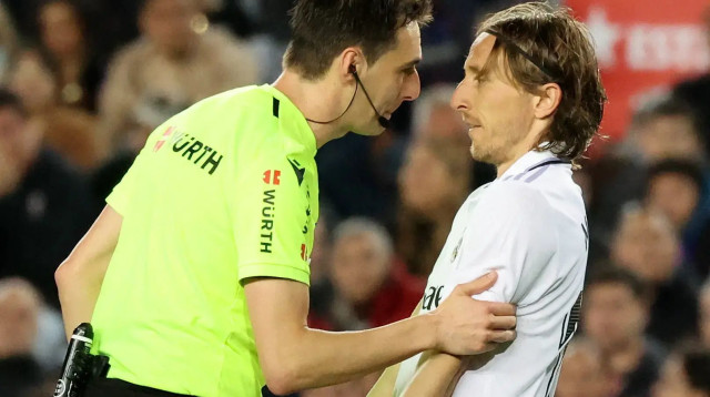 השופט ריקרדו דה בורגוס בנגוצ'אה עם לוקה מודריץ' שחקן ריאל מדריד (צילום: רויטרס)