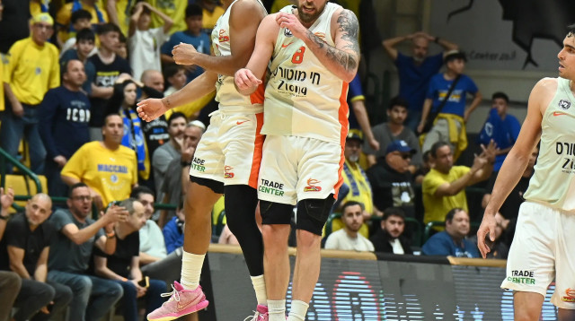 שחקני עירוני נס ציונה חוגגים: דארנל אדג', צוף בן משה (צילום: ברני ארדוב)