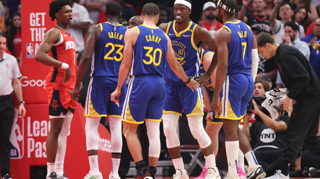 ג'ימי באטלר ושחקני גולדן סטייט (צילום: רויטרס)