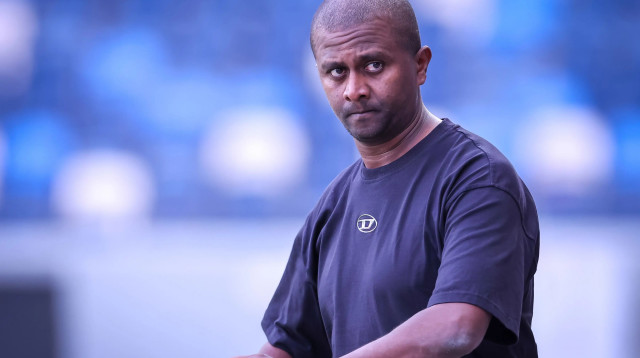 מאמן הפועל תל אביב מסאי דגו (צילום: מאור אלקסלסי)