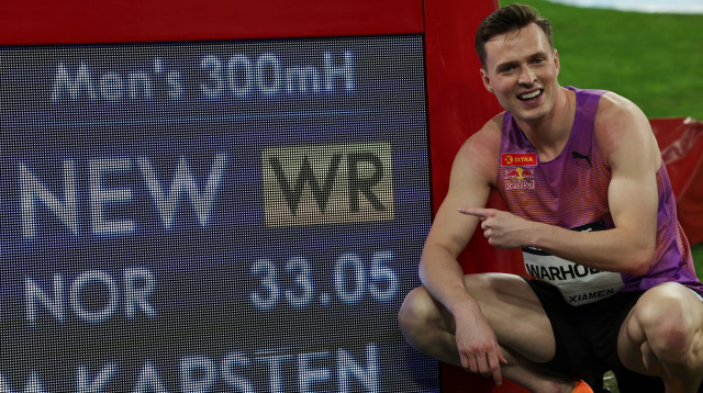 קרסטן ורהולם רץ נורבגי לצד שיא העולם ב-300 מטר משוכות (צילום: רויטרס)