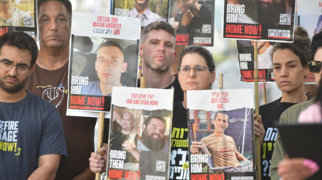 הצהרת משפחות החטופים בשער בגין. 26.4.25 (צילום: אבשלום ששוני)